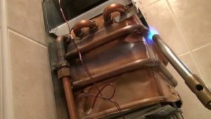 Газовая колонка протекает
